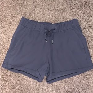 Lululemon On the Fly Short 2.5 size 6 color purple